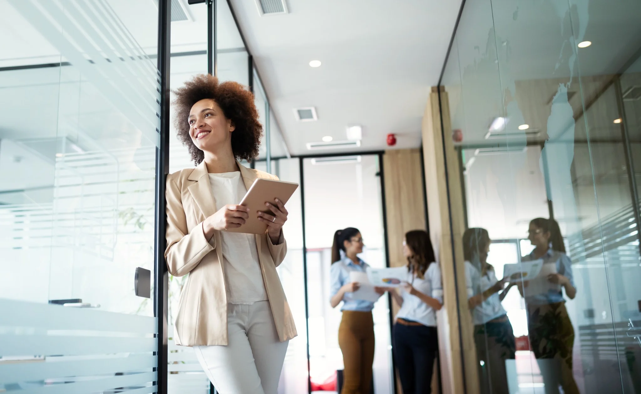 Professionnelle avec tablette