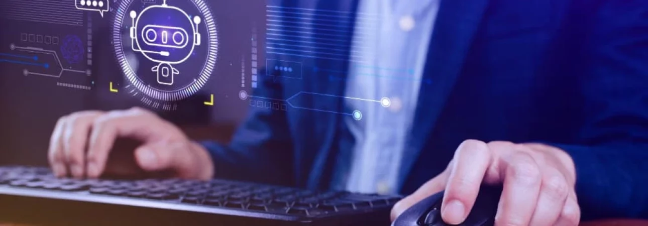 Homme travaillant sur ordinateur avec icône d'assistant IA holographique